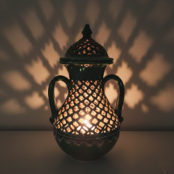 Pieza de cerámica verde...