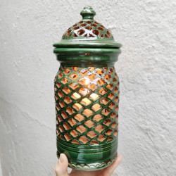 Pieza de cerámica verde...