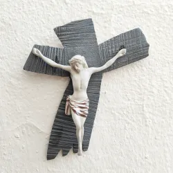 Crucifix en céramique - 36 cm. -