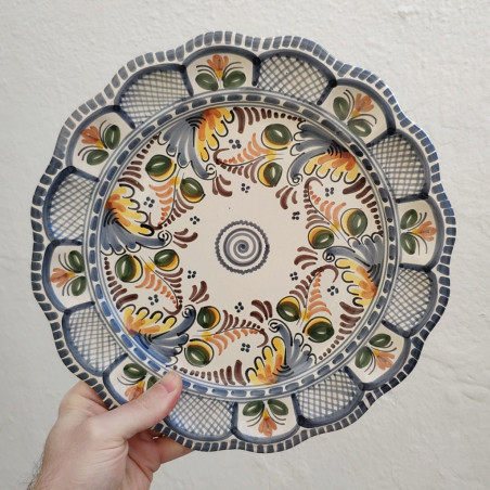Plato de cerámica española, modelo "Castañuela" - Estilo "Antiguo".