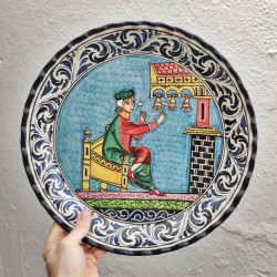 Plato de cerámica medieval española, pintado a mano.