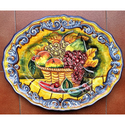 Bandeja de cerámica pintada a mano en España.