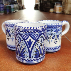 Tazze in ceramica dipinte a mano realizzate in Spagna.